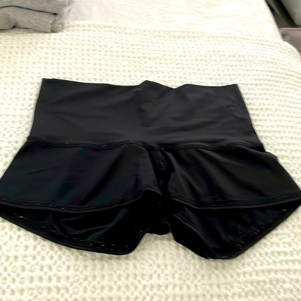 TEEKI YOGA SHORTS